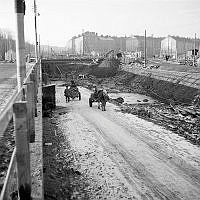 Drottningholmsvägen. Byggnadsarbete pågår inför tunnelbanan. Hästkärror används för arbetet med att forsla bort jord.