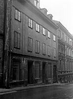 Jakobsbergsgatan 14. Johan Tobias Sergels födelsehus inför rivning. Längst till höger Jakobsbergsgatan 12.