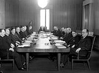 Regeringen 1943. Fr.v. Rubbestad, Gjöres, Domö, Bagge, Quensel, Sköld, Wigforss, Günther, Statsminister Hansson, Pehrsson-Bramstorp, Möller, Eriksson, Bergquist, Andersson, Rosander och Ewerlöf.