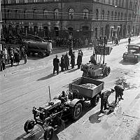 Korsningen Ingemarsgatan-Roslagsgatan. Gatuarbeten efter översvämning. Huvudventilen i Vanadislundens vattenreservoar gick sönder och åtta miljoner liter vatten forsade ner för berget.