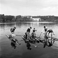 Mälaren. Pojkar leker på flottar vid Tranebergssund.