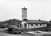 Djursholm. Djursholms poliskårs radiobil parkerad utanför Djursholms brandstation.