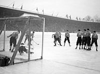 Stadion. Bandylandskamp mellan Sverige och Finland. Svenskt frislag vid finska målet. 