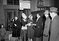 Centralstationen, interiör. Insamling till Hollandshjälpen. Hollandsfödda och nationaldräktsklädda fru Tons Gauffin med insamlingsbössan.