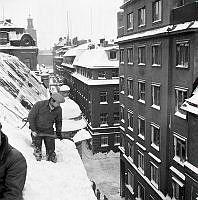 Karduansmakargatan västerut från kvarteret Björnen och kvarteret Loen. Snöskottning från SvD:s tak, Karduansmakargatan 11.