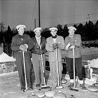 Fiskartorpsvägen 20, Tennisstadions konstfrusna banor. Stockholmsmästarna i Curling 1953, Stallmästaregårdens CK. Fr. v. G. Geber, W. Johnsson, B. Larsson och N. Söderman.