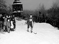 Skansen, vid Håsjöstapeln. Skansenloppet på skidor. Hallgeir Brenden, norsk olympisk guldmedaljör.