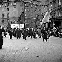 Första majdemonstration. Karlaplan 7 och 9A, Östermalmsgatan 100. Willy Brandt, (ej synlig i bild), går i tåget med sin dotter Ninja.