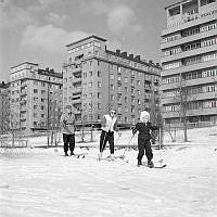 Norr Mälarstrand 70-74. Red Groth åker skidor med sin familj.