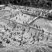 Vanadisbadet med simbassänger och solbadare.