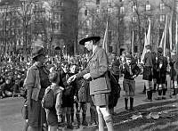 Kungsträdgården. Arvprins Gustaf Adolf i samtal med scouter under  scoutmöte.