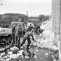 Barnängsgatan 23. Eldsvåda i Stockholms Bomullsspinneri. Brandmän och fabriksarbetare försöker släcka elden.