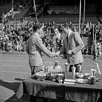 Stadion. Gunder Hägg (t.h.) delar ut pris till segrarna vid Svenska Dagbladets stafettlöpning.