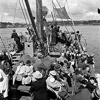 Skolbarn från landsbygden besöker Stockholm och gör en båtfärd på Stockholms vatten.