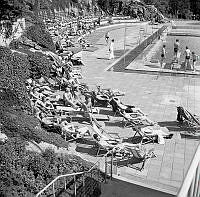 Vanadisbadet. Badande stockholmare under midsommarhelg.