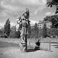 Tre flickor klättrar  i  lekparken vid Sveavägen, mellan Handelshögskolan och Stadsbiblioteket.