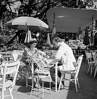 Berzelii Park. Berns veranda, en man och en kvinna sitter vid ett bord.