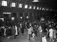 Centralstationen, interiör. Folksamling, mycket folk som skall resa med tåg i semestertider.