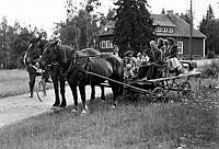 Muskö. Folk på en hästkärra i samband med skärgårdsutställning.