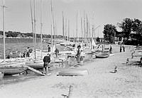 Sandhamn. Segelbåtar och folk på stranden inför Sandhamnsregattan.