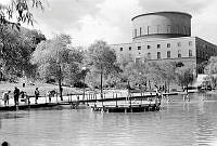 Observatorielunden. Barn leker och badar i plaskdamm. Stadsbiblioteket i bakgrunden.