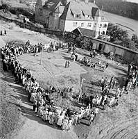 Södersjukhuset. Cirkus Scott uppträder för sjukhusets patienter. Vy mot Sachsska Barnsjukhus och Årstaviken.