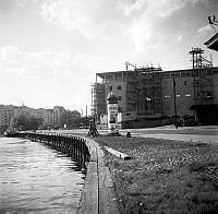 Bangårdspostkontor under byggnad, Klara Strand. Reklampelare i förgrunden.