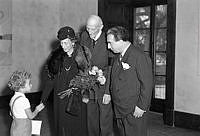 Från utställningen med Isaac Grünewalds konst i Liljevalchs konsthall år 1944. Från vänster syns Isaac Grünewalds son Björn, därefter kronprinsessan Louise, prins Carl och konstnären Isaac Grünewald.