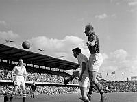 Råsundastadion. Fotbollsmatch mellan DIF och Malmö FF. Spelarna fr.v. Eric Nilsson (MFF), Åke Hansson (MFF) och John 