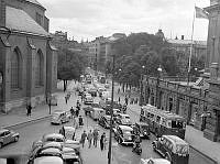 Arsenalsgatan. T.v. Jakobs kyrka och t.h. Operan (Kungliga teatern).