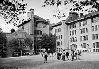 Hantverkargatan 67-69. Kungsholms Läroverk (Högre allmänna läroverket å Kungsholmen). Barn på skolgården.