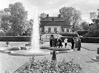 Beatelunds herrgård, parken framför huvudbyggnaden. Nationalmusei vänner på besök.