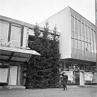 Vällingby Centrum, invigningsdagen. Vällingehus till höger.