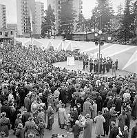 Vällingby Centrum, invigningsdagen. Vy över stor folksamling som lyssnar på orkestern.