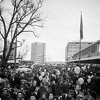 Vällingby Centrum, invigningsdagen. Trängsel i centrum.