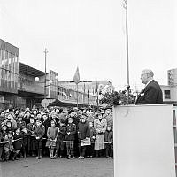 Vällingby Centrum, invigningsdagen. Carl Albert Anderson invigningstalar.