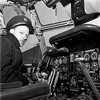 Bromma flygplats. Pilot i cockpit på Pan Americans tvådäckade Boeing Strato Clipper, världens största trafikplan.