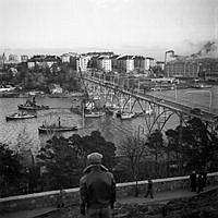 Stora Essingebron och Lilla Essingen, vy från Stora Essingen samma dag som bussolyckan. (Buss på linje 96 krockade med lastbil och störtade genom broräcket. 11 personer omkommer, 1 överlever).