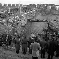 Stora Essingebron mot Lilla Essingen/Fredhäll, vy från Stora Essingen samma dag som bussolyckan. (Buss på linje 96 krockade med lastbil, störtade genom broräcket. 11 personer omkommer, 1 överlever).