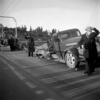 Stora Essingebron, vy mot Stora Essingen. Vraket efter lastbilen som krockade med buss på linje 96. Bussen störtade genom broräcket. Elva personer omkom, en överlevde.