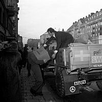 Korsningen Regeringsgatan/Eriksbergsplan/Birger Jarlsgatan. Lastning av gåvor till Ungern.