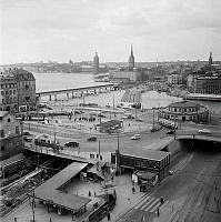 Vy över Slussen, Södermalmstorg i riktning mot Gamla Stan och Riddarholmen. Byggnation av tunnelbanestationen och Centralbron pågår.