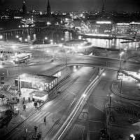 Vy över Slussen mot nordväst. Ingen biltrafik är synlig, p.g.a. bensinransonering efter kl. 18.