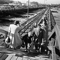 Riddarfjärden. Provisorisk pontonbro mellan Riddarholmen och Klara Mälarstrand. Vy från Riddarholmen mot Tegelbacken. Kungsholmen t. v. i bild och Bangårdspostkontoret i fonden.