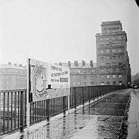 Sankt Eriksbron. Högerns valaffisch. Vy mot Norra sidan av bron. (Sankt Eriksgatan 65, kv. Porslinsbruket).