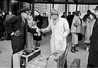 Centralstationen. De svenska medlemmarna i Antarktisexpeditionen, Glaciologen Valter Schytt och hans tre kolleger är åter hemma. Stadsbudet i numrerad skärmmössa har burit ut deras bagage.