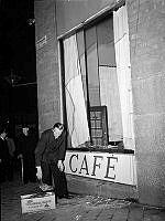 Eriksbergsgatan 1A. Ett Café har fått sitt skyltfönster sönderslaget, på grund av bråk.