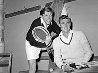 Grupporträtt av tennisspelarna Torben Ulrich och Frank Sedgman.