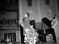 Hötorget 8, Konserthuset, Stora salen. Jazzkonsert. Ella Fitzgerald med band på scenen.