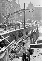 Munkbrons norra del. Bilden visar arbete längs Munkbron i samband med bygget av tunnelbananesträckan mellan Slussen, Gamla stan och Centralen.
